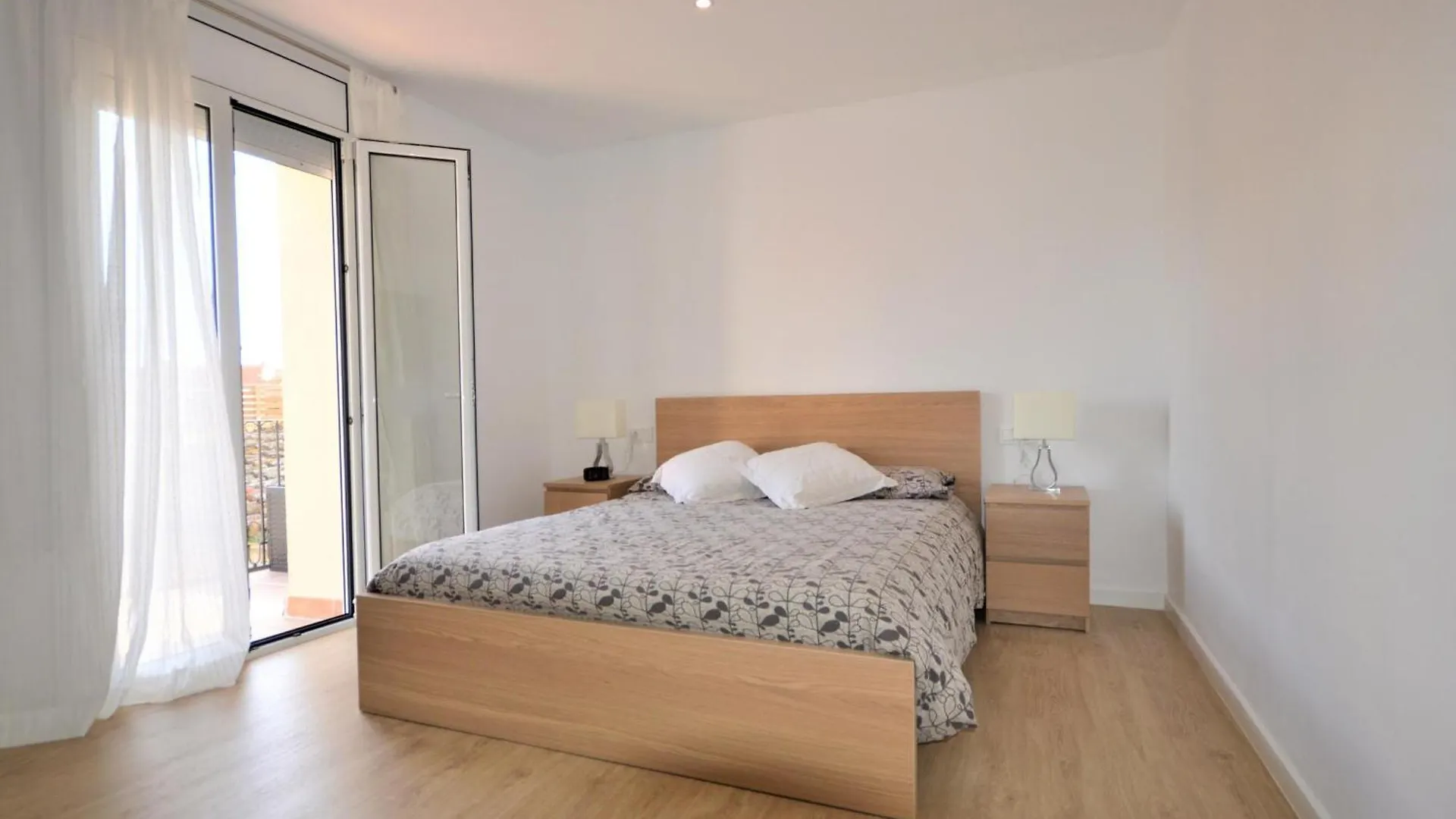 Apartamento Moderno Para 4 Pers., Wifi, A.A., En El Corazon De Castello D'Empuries - Es-89-79 아파트 카스테요 뎀푸리에스